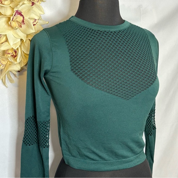 SOLD - 🐼 3/$25 hunter green workout crop top - Picture 3 of 4